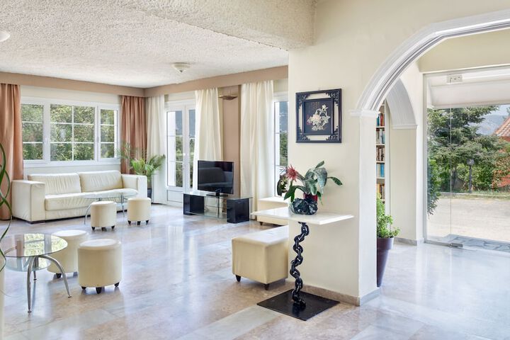 Lobby lounge