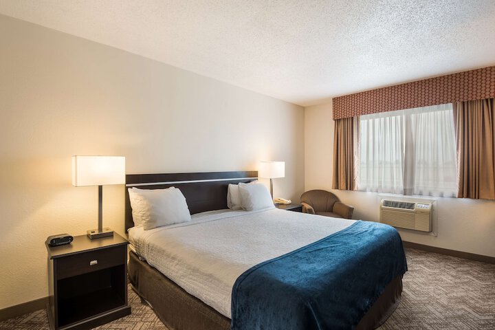 1 King Bed Microwave and Refrigerator 32 Inch LCD Television High Speed Internet Full Breakfast (1 of 8)