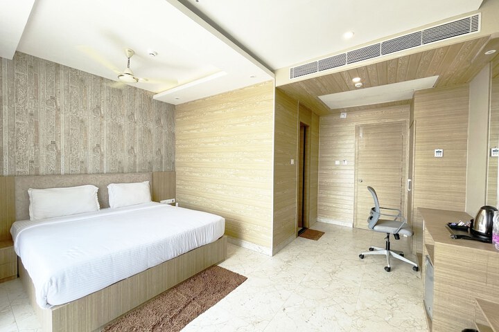 Room 9 of 100