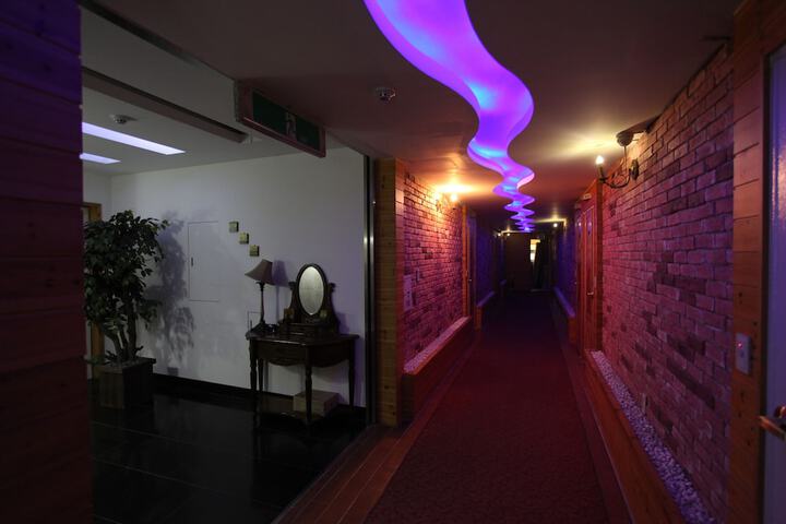 Ballroom/Hall 71 of 82