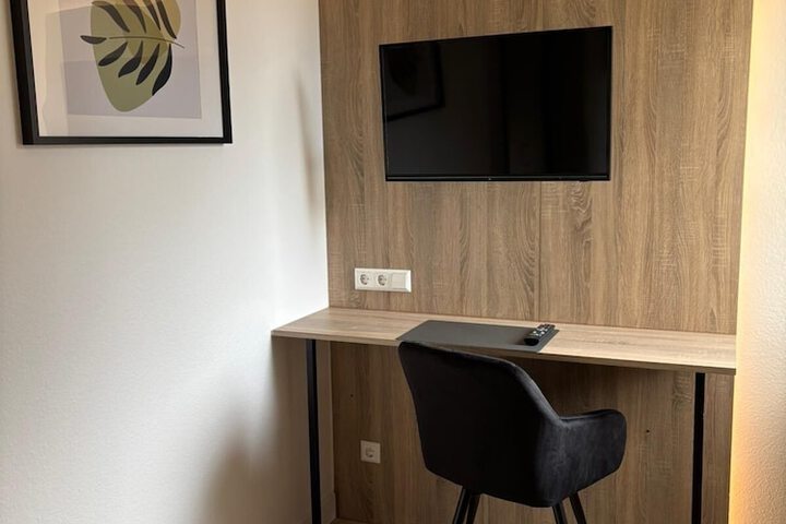 Room 9 of 14