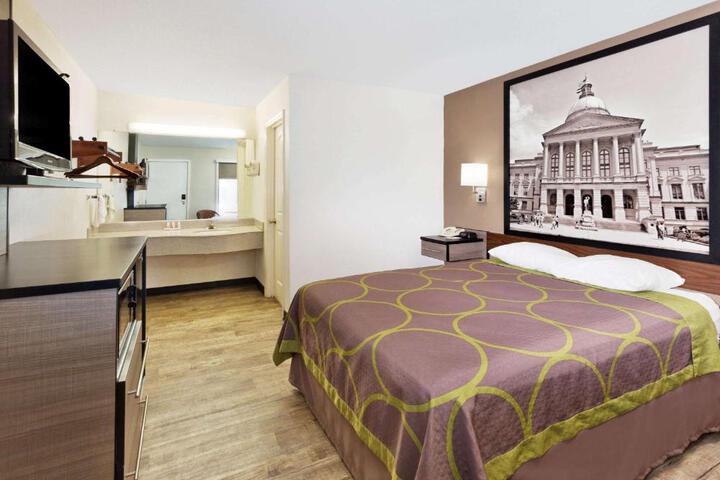 1 Queen Bed (4 of 5)