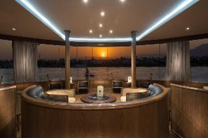 Lounge 2 of 14