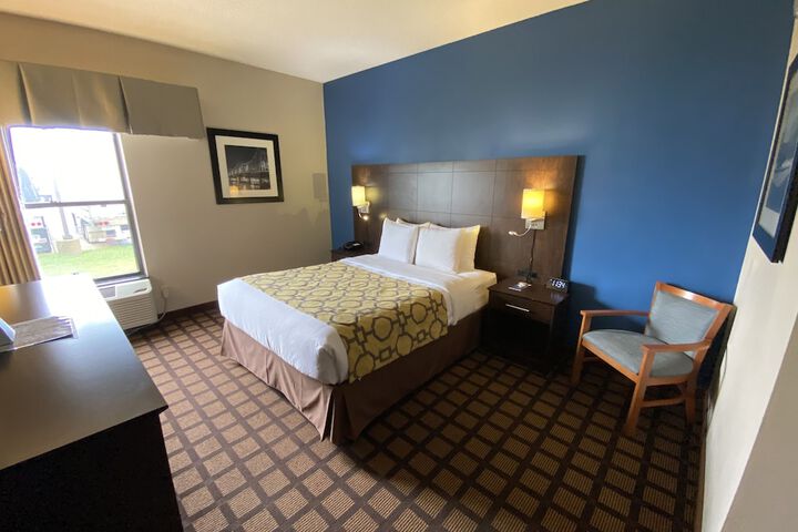 1 Queen Bed Accessible Room (5 of 18)