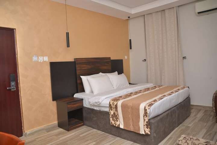 Room 6 of 10