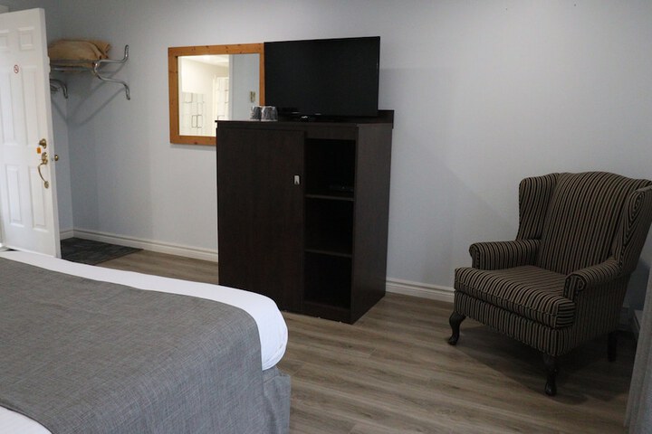 Classic Queen Bed (24 of 63)