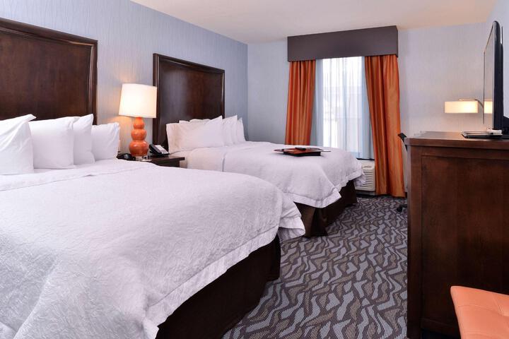 2 Queen Beds (2 of 3)