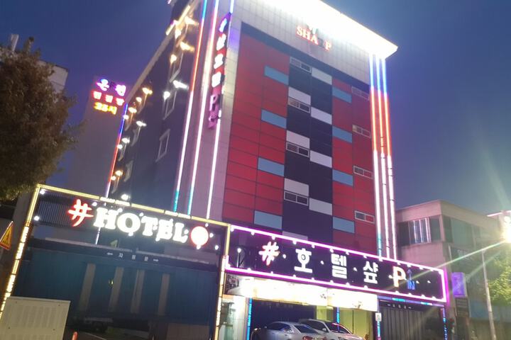 Sharp Hotel