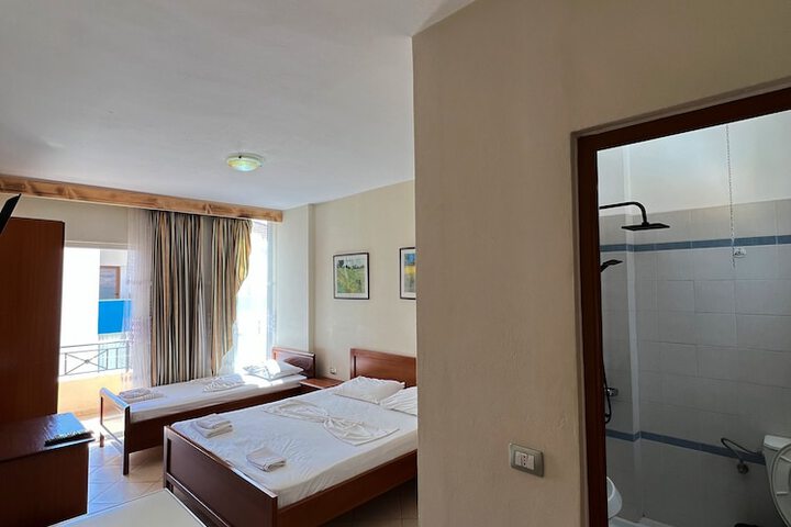 Room 12 of 33