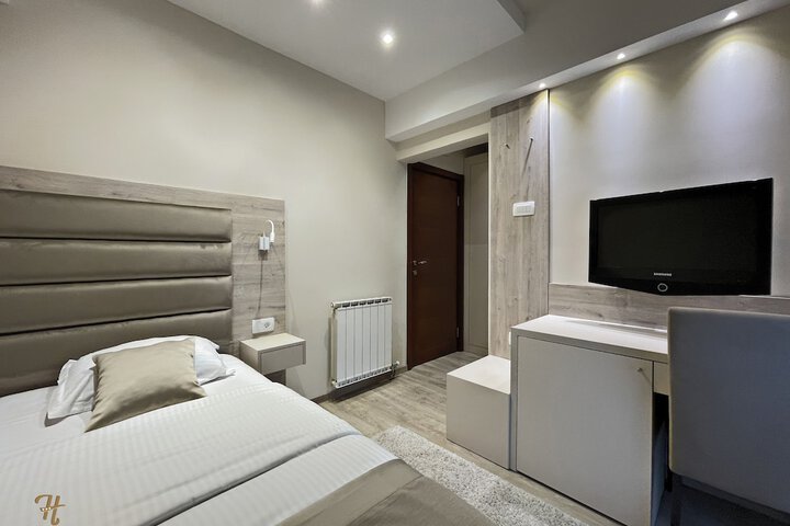 Room 4 of 28