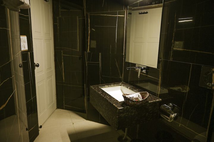 Room 27 of 63