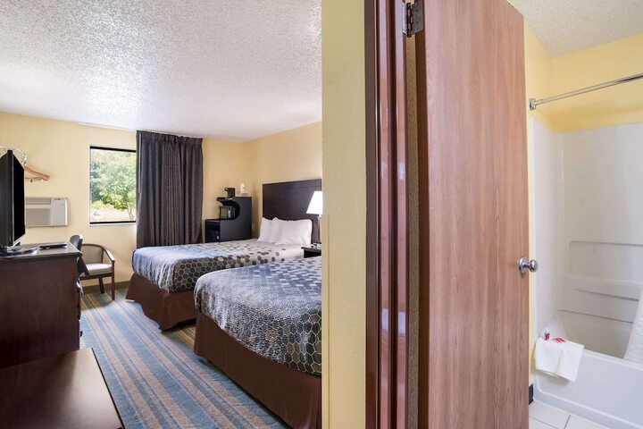 1 Queen Bed (18 of 26)