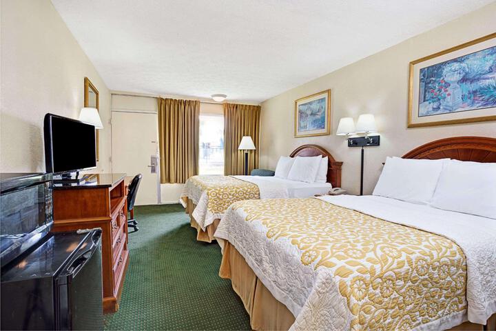 2 Double Beds (6 of 9)