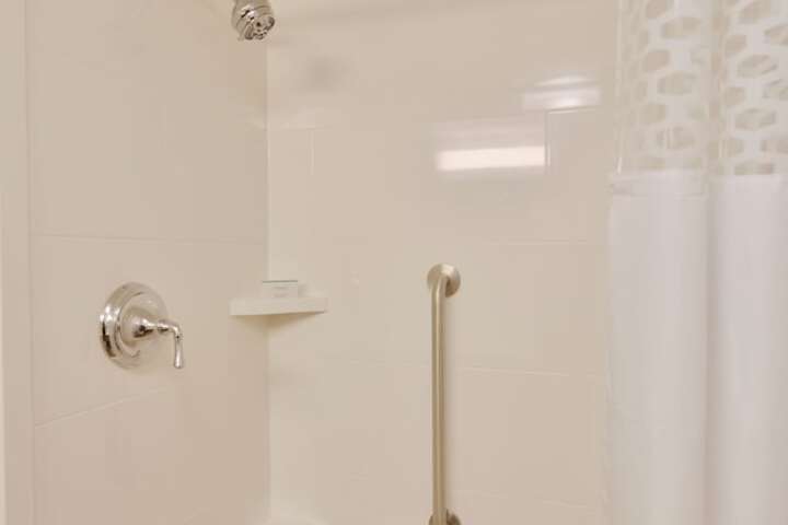 2 Queen Beds Mobility Hearing Accessible Tub (4 of 12)