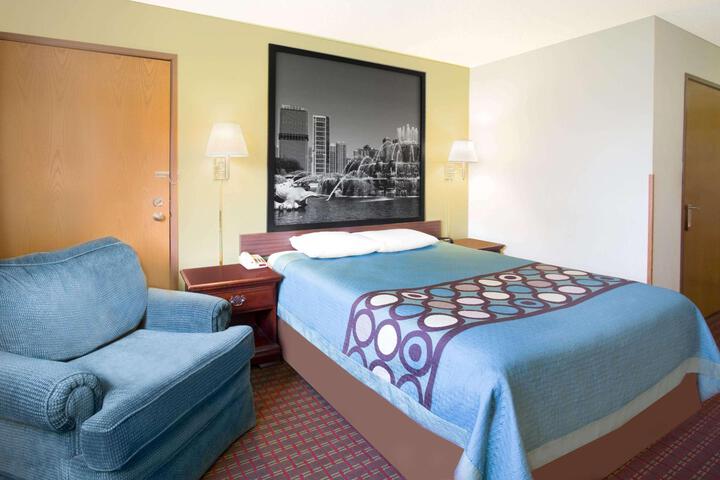1 Queen Bed (10 of 33)