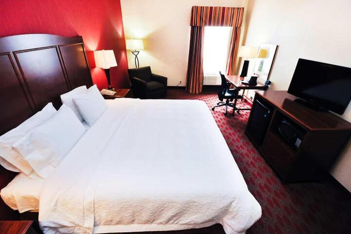 1 King Bed (4 of 9)