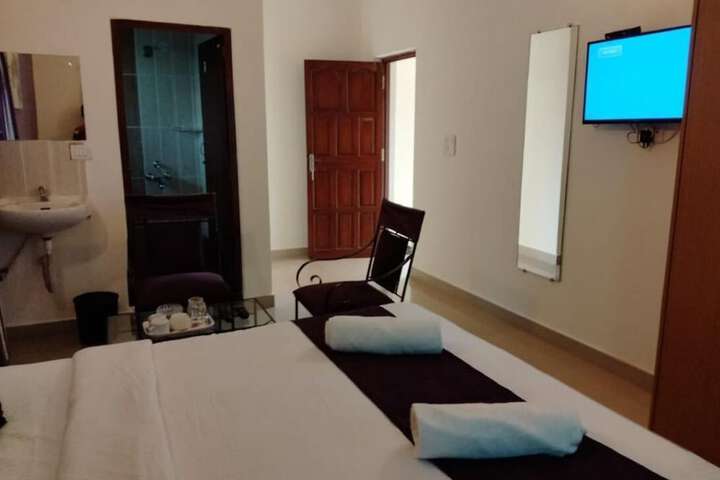 Room 6 of 9