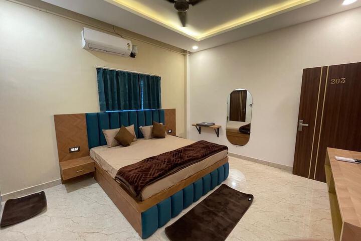 Room 7 of 13