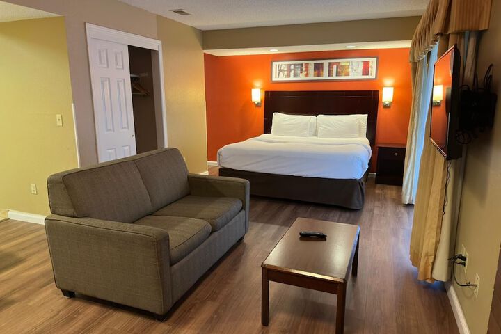 1 Queen Bed Studio Accessible Suite (39 of 44)