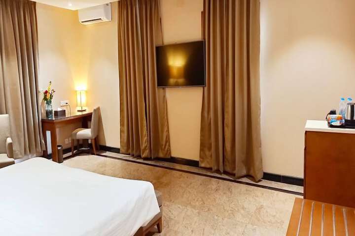 Room 9 of 35