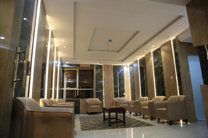 Lounge 13 of 17