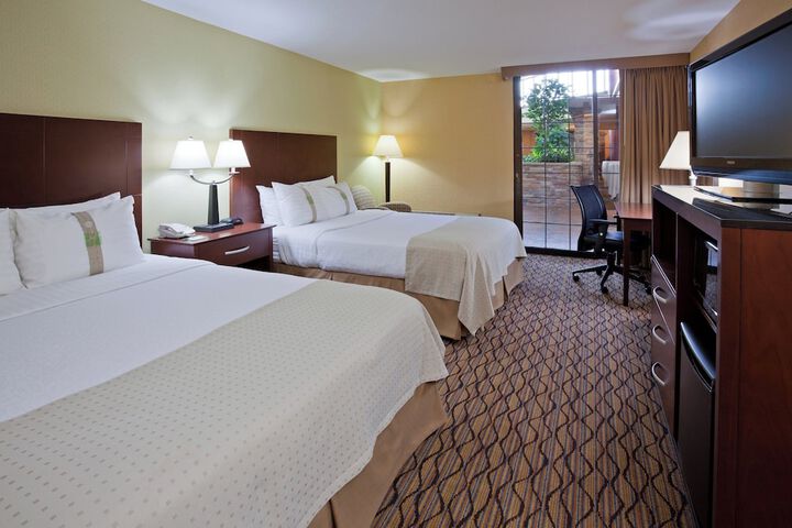 2 Queen Beds (2 of 4)