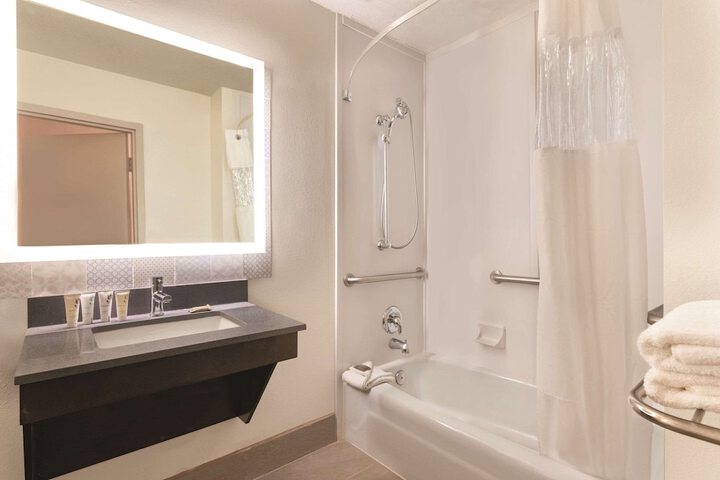 Efficiency King Bed (4 of 9)