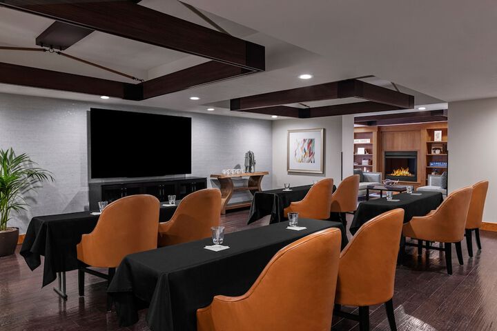 Lounge 29 of 36