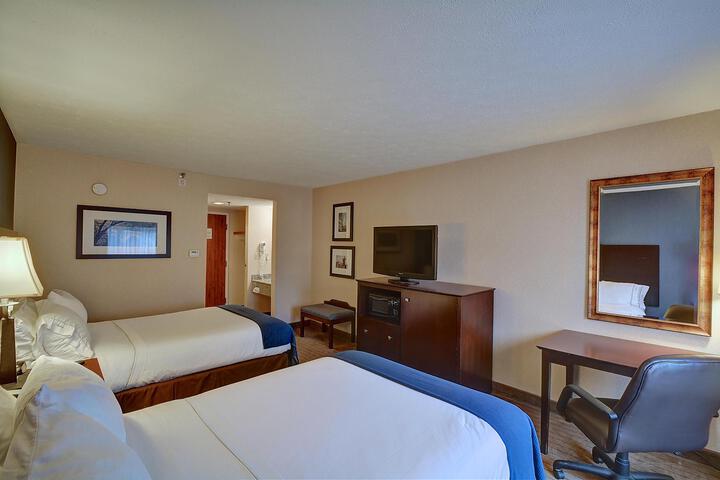 1 King Bed (10 of 17)