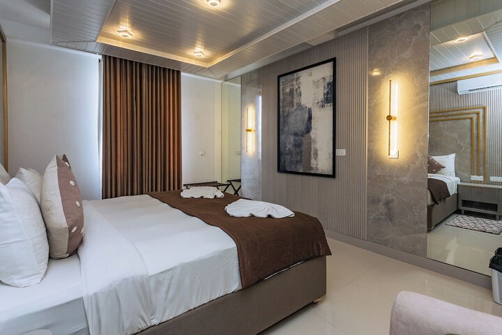 Room 8 of 74
