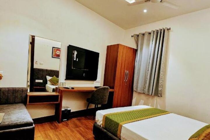 Room 9 of 17