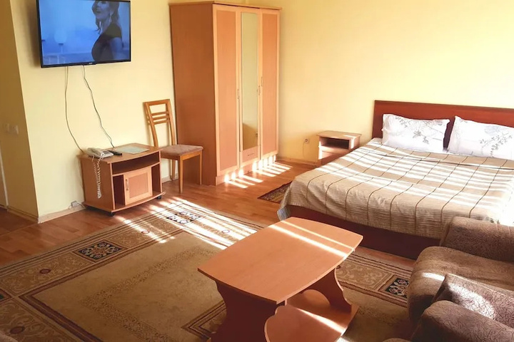 Room 6 of 12