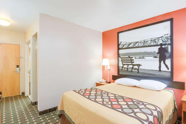 1 Queen Bed (6 of 6)