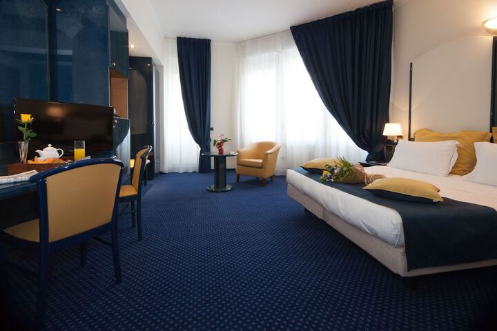 Room 15 of 93
