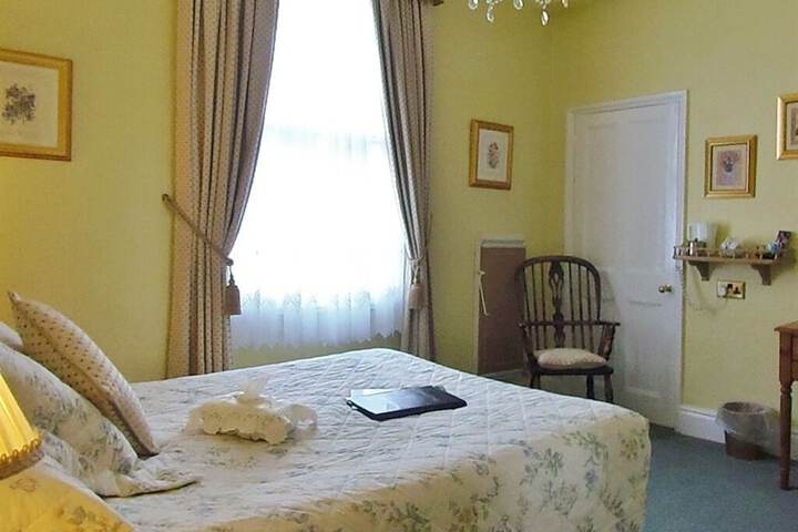 Room 7 of 9
