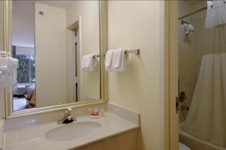 Double Accessible King Size Bed (1 of 9)