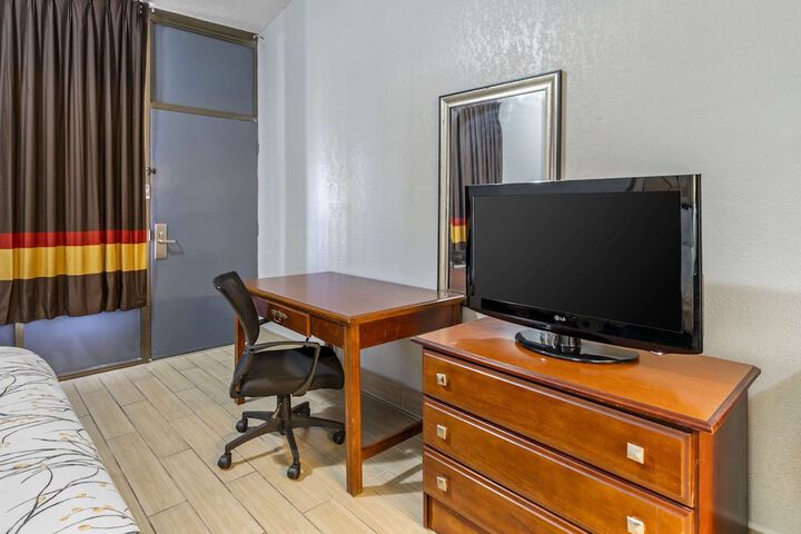 1 King Bed (3 of 7)