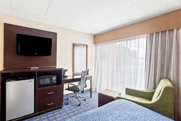 1 Queen Bed (8 of 12)