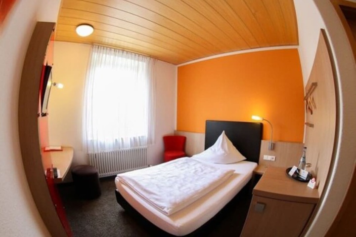 Room 8 of 48