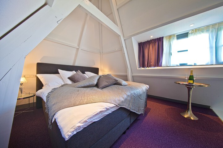 Room 2 of 38