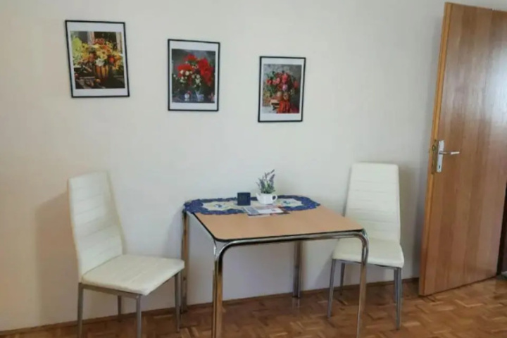 Room 5 of 12