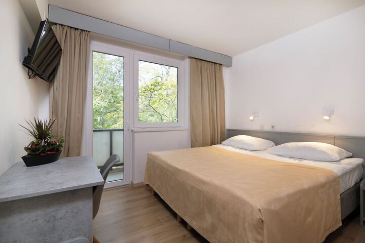 Room 6 of 25