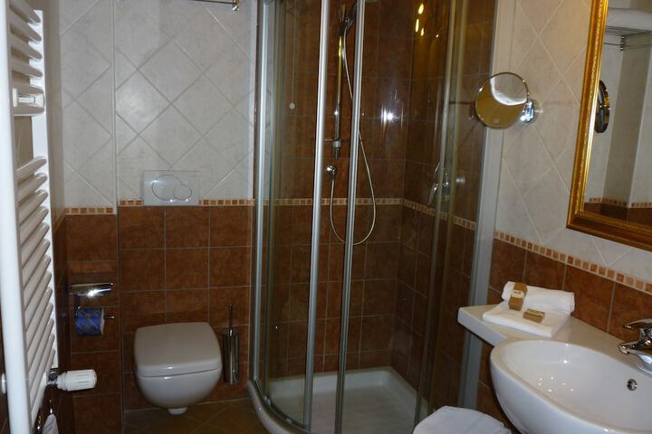 Room 10 of 17