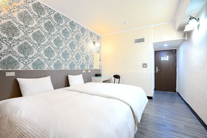 Room 8 of 15