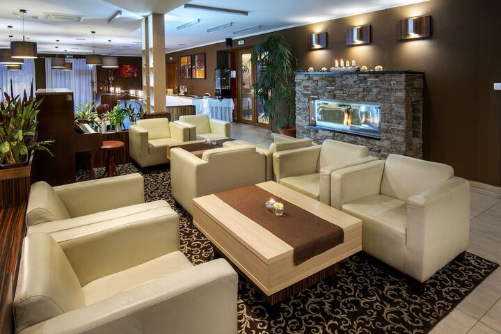 Lounge 28 of 35