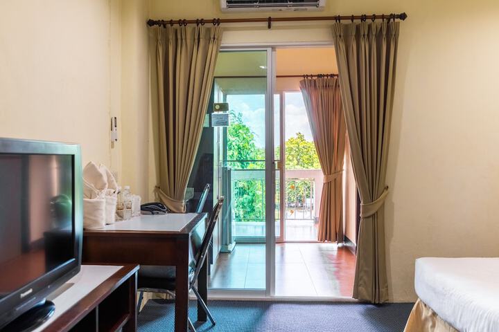 Room 5 of 16
