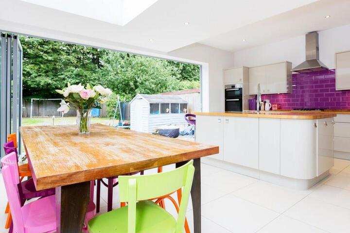 Veeve 4 Bed House on Emlyn Road West London