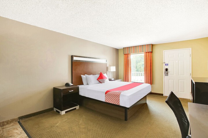 1 King Bed (2 of 8)
