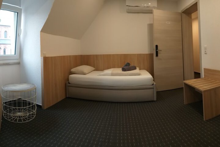 Room 10 of 25
