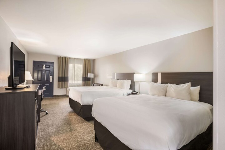 2 Queen Beds (3 of 5)